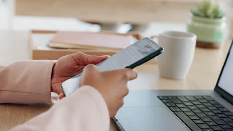 Hand,-Telefon-Und-Lesen-Mit-Den-Händen