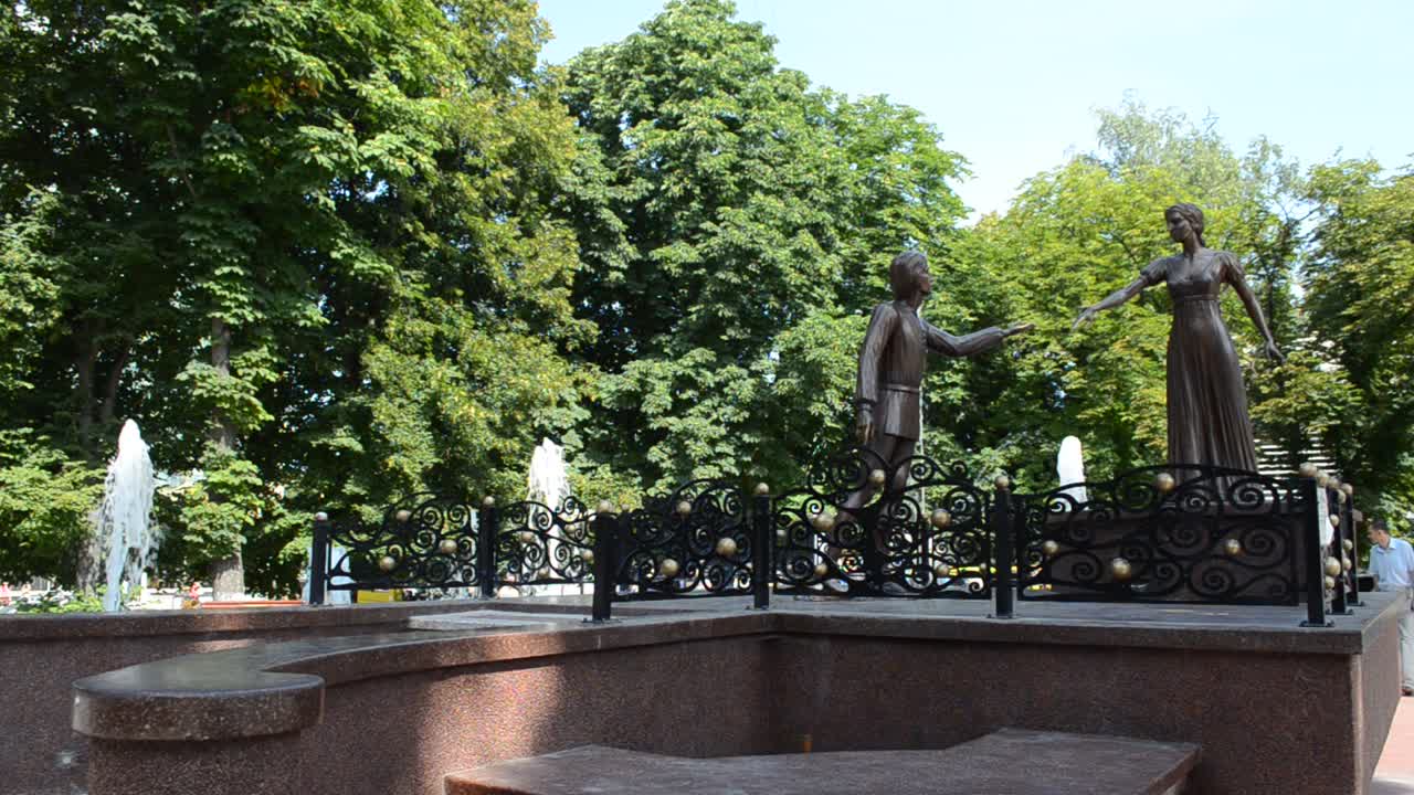 Riprese a Leopoli. Monumento agli innamorati. Leopoli, Ucraina.