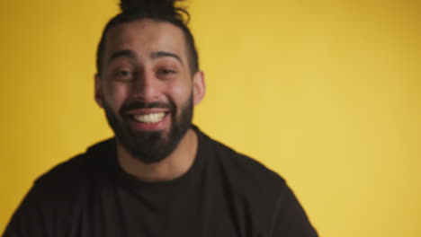 retrato de estudio de un hombre emocionado celebrando buenas noticias ganando dinero contra un fondo negro 4