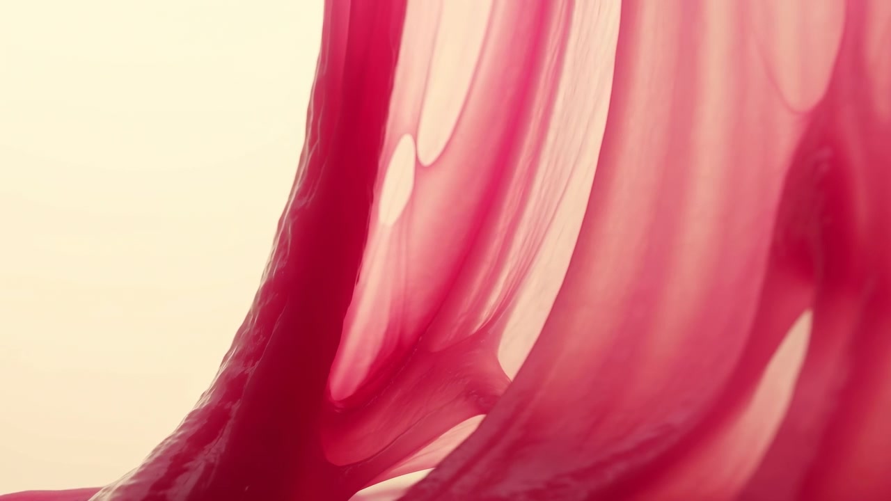 Fogli di liquido rosso magenta lucido che si drappeggiano in diagonale su uno sfondo color crema pallido con bordi traslucidi affusolati, lucentezza bagnata, riflessi speculari e texture astratta a strati
