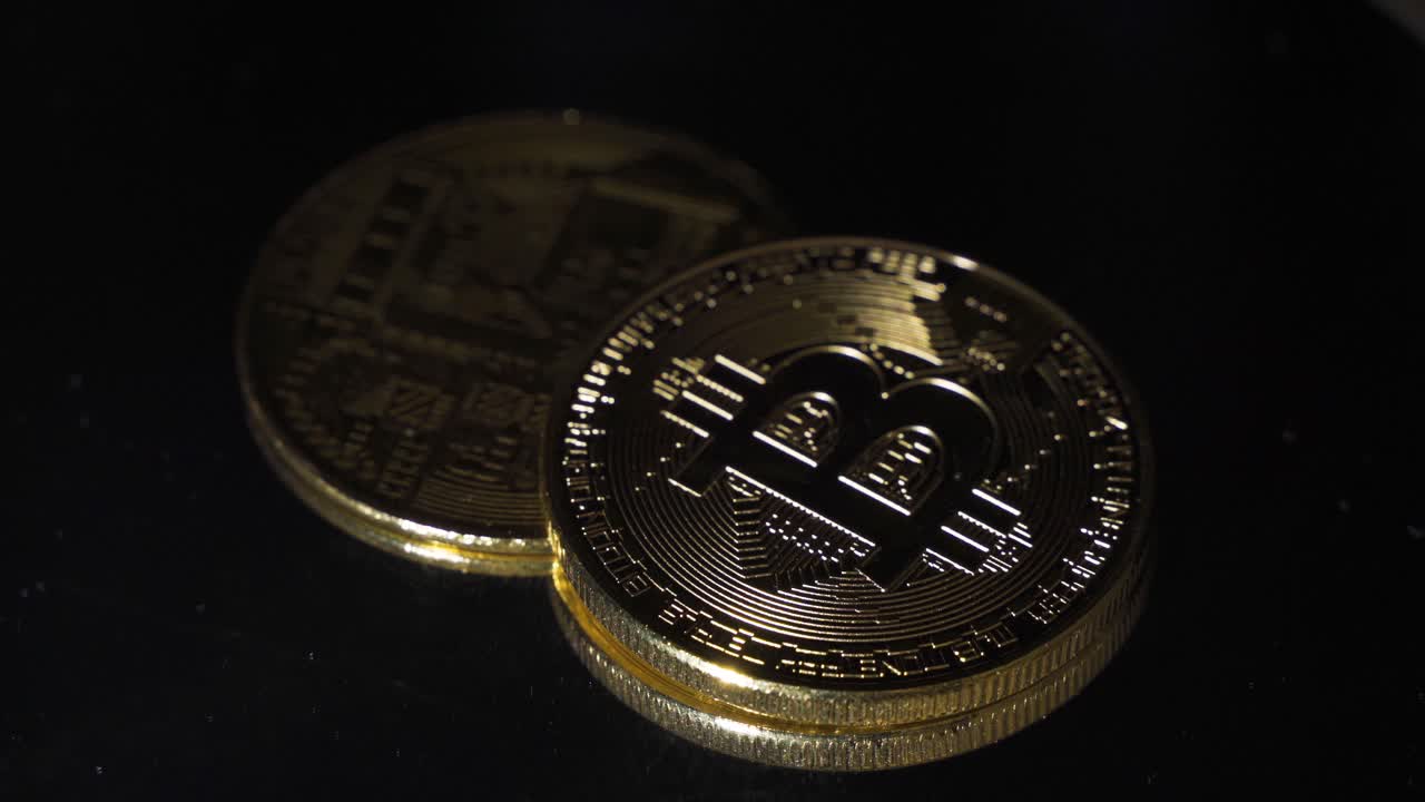 consejos de inversión financiera. bitcoins brillantes con símbolo de criptomoneda.