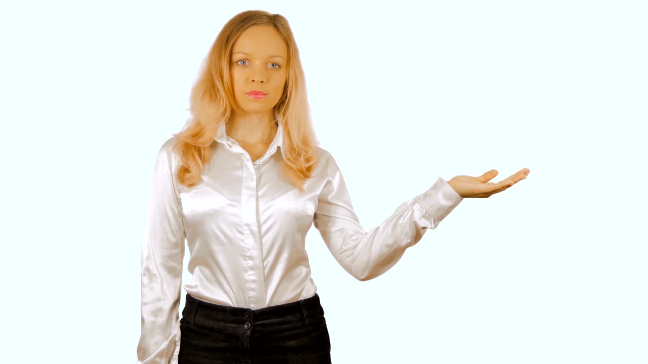 4k. hermosa mujer joven señalando la mano, gesto publicitario. aislado en un fondo blanco. chromakey.