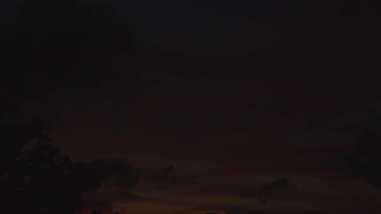 놀라운 클라우드스케이프로 골든 아워의 시간 경과