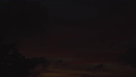 lapso de tiempo de la hora dorada con un increíble paisaje de nubes