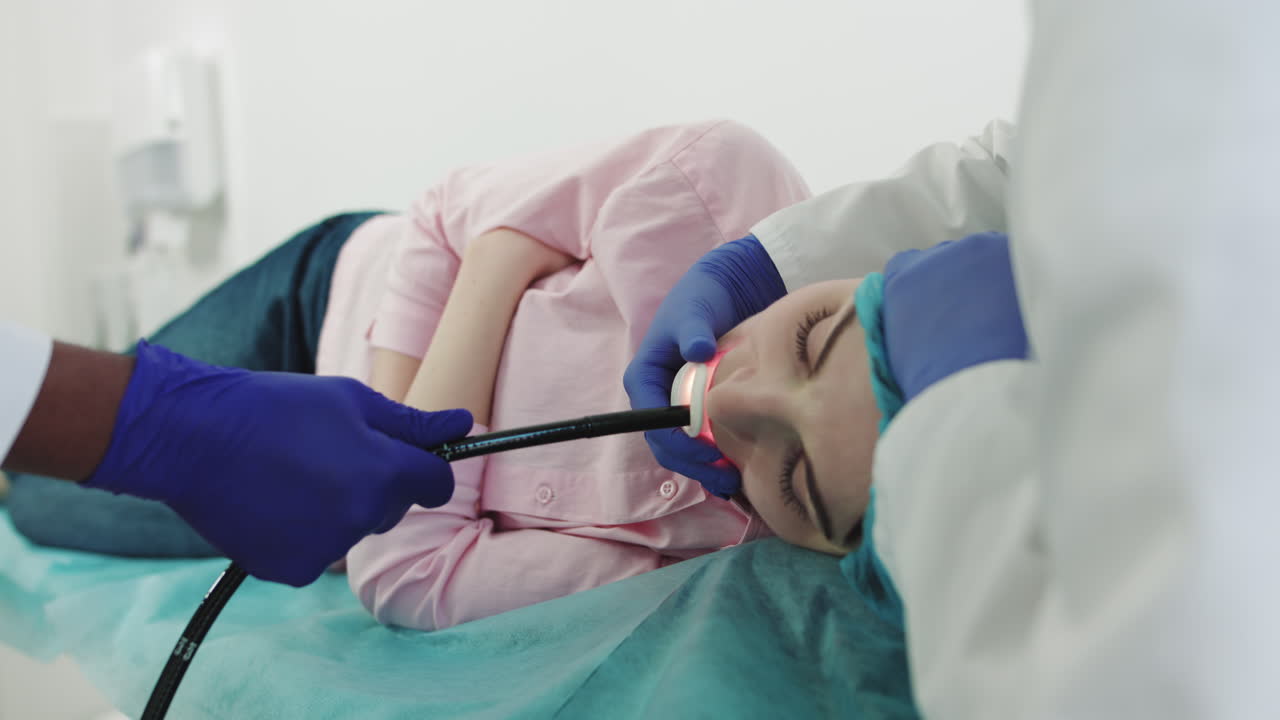 Esame endoscopico della faringe e della laringe: strumento per l'endoscopia per otorinolaringoiatri