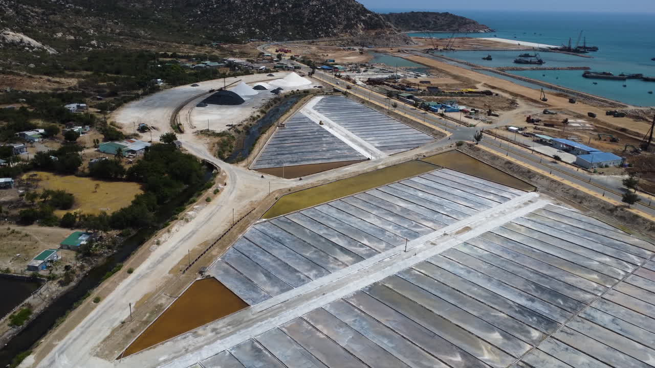 베트남 판랑의 산을 따라 펼쳐진 염화나트륨을 수확하는 광대한 염전의 조감도