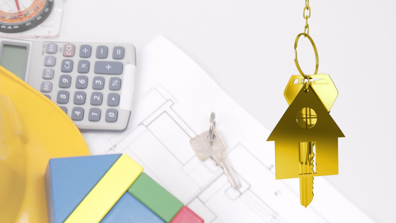 animación de llaves con casa sobre escritorio con planos de construcción y herramientas