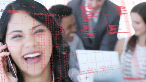 animación del procesamiento de datos sobre una mujer de negocios que usa un teléfono inteligente