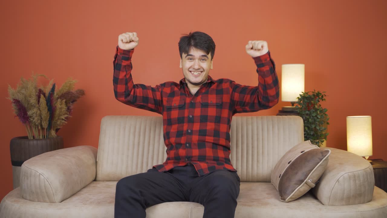 카메라를 바라보는 즐거움을 경험하는 사람.