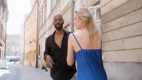 Pareja-Interracial-Bailando-Salsa-En-La-Calle-Del-Casco-Antiguo