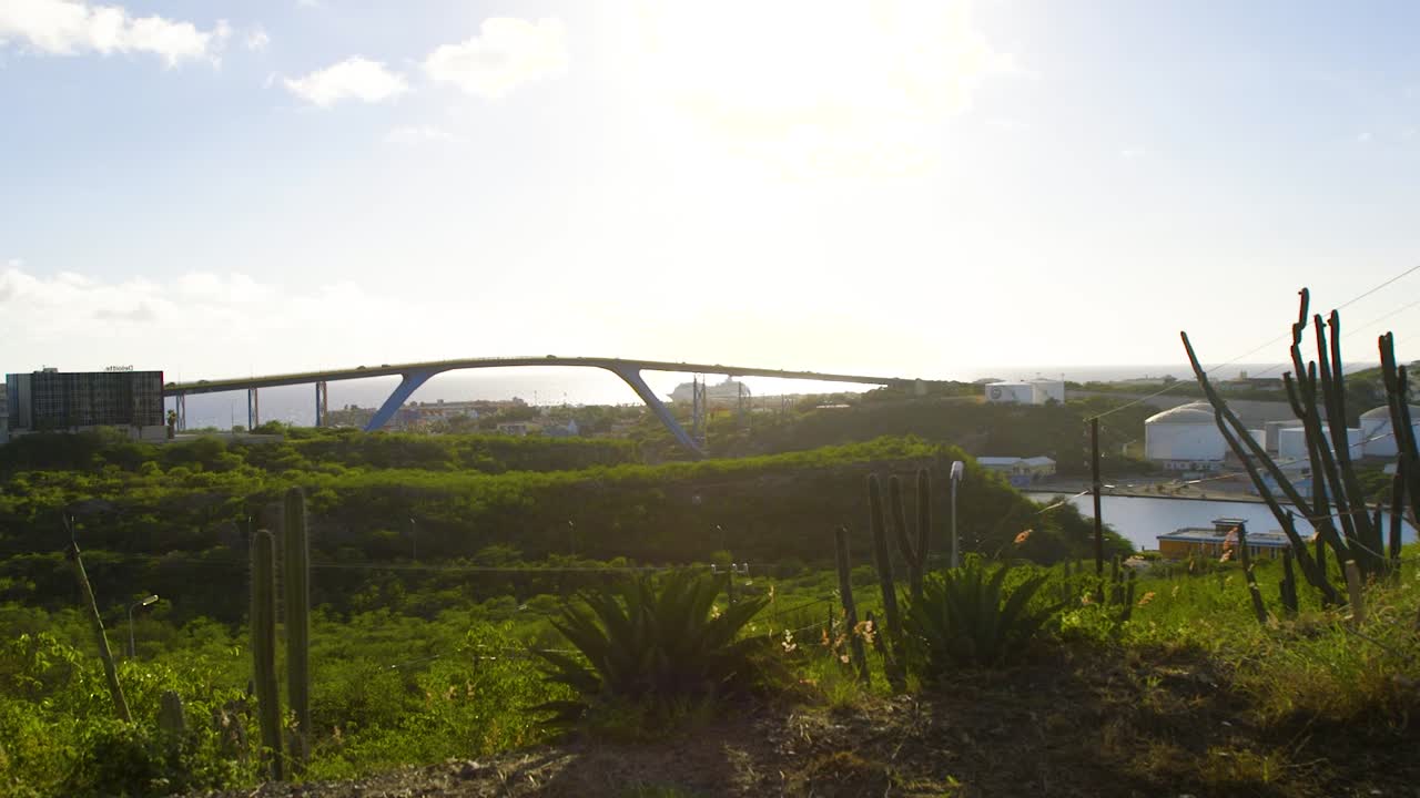 reina juliana retroiluminada por una brillante puesta de sol en willemstad en la isla caribeña de curacao