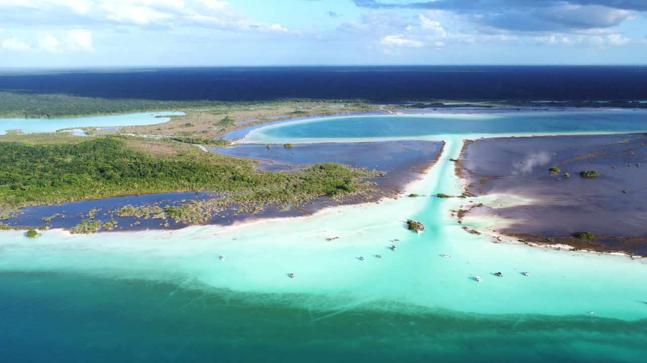 멕시코 바칼라르에 위치한 세노테 아줄과 7색 석호의 멋진 전망을 4k로 촬영한 패닝 드론 샷