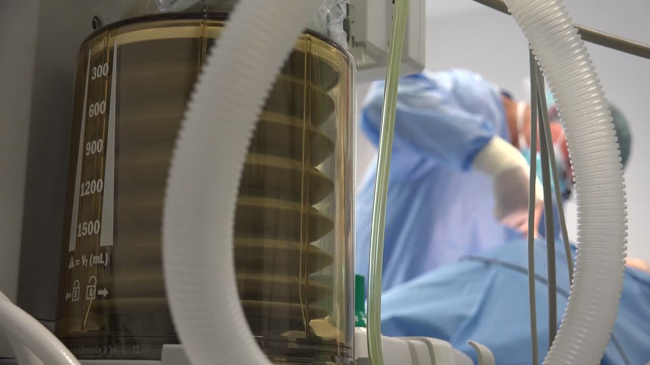 un ventilador médico es una máquina diseñada para proporcionar ventilación mecánica moviendo el aire respirable dentro y fuera de los pulmones