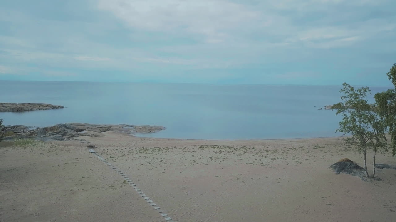 자연 해변의 공중, 끝없는 바다 수평선과 크림색 흐린 하늘