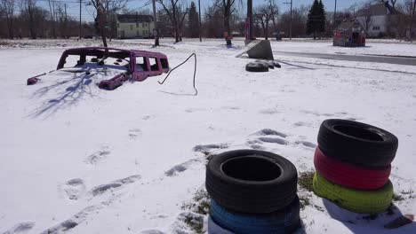 Artículos-Abandonados-En-La-Nieve-En-Una-Sección-Del-Gueto-Del-Centro-De-Detroit,-Michigan-1