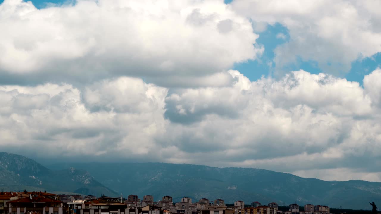 nubes sobre la ciudad y las montañas.