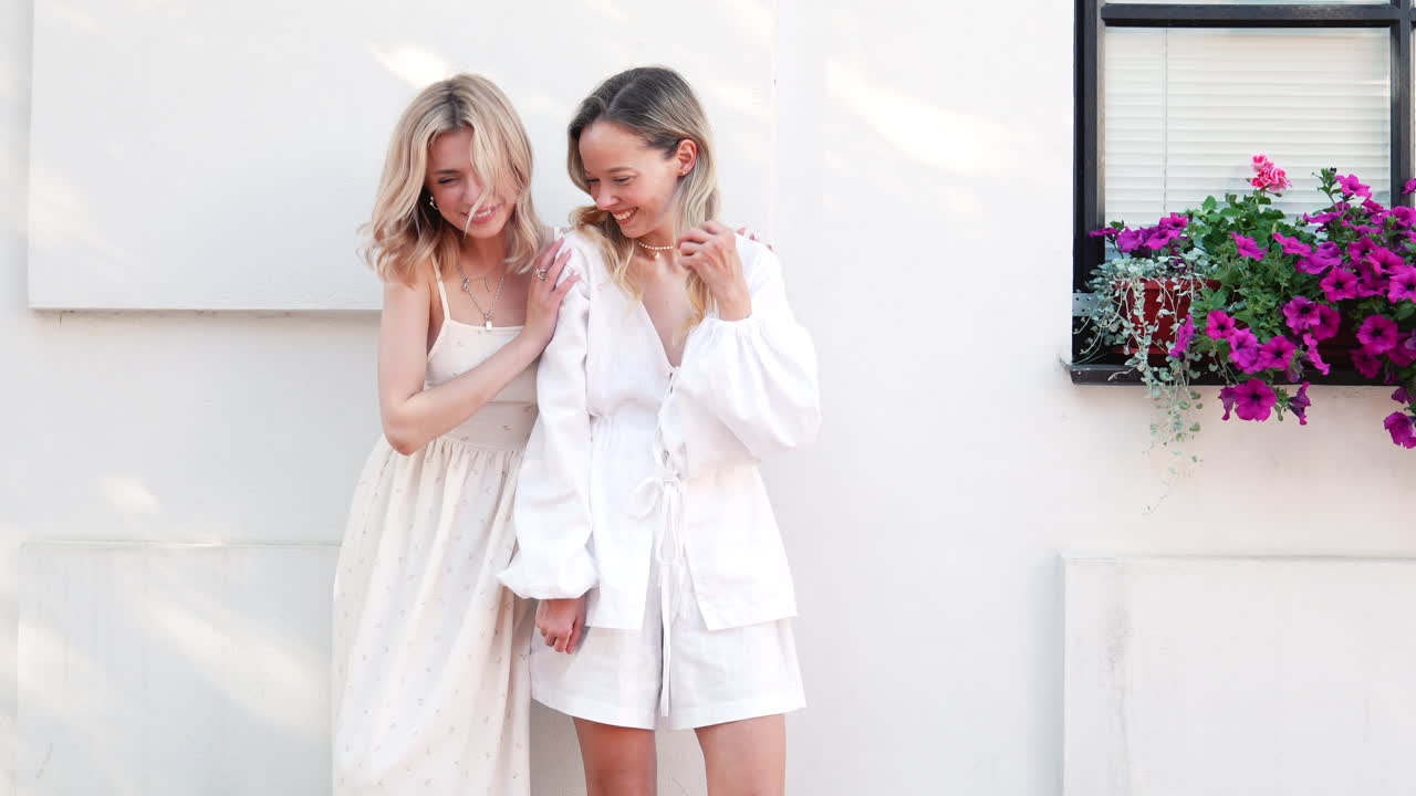 색 여름 드레스 를 입은 두 친구