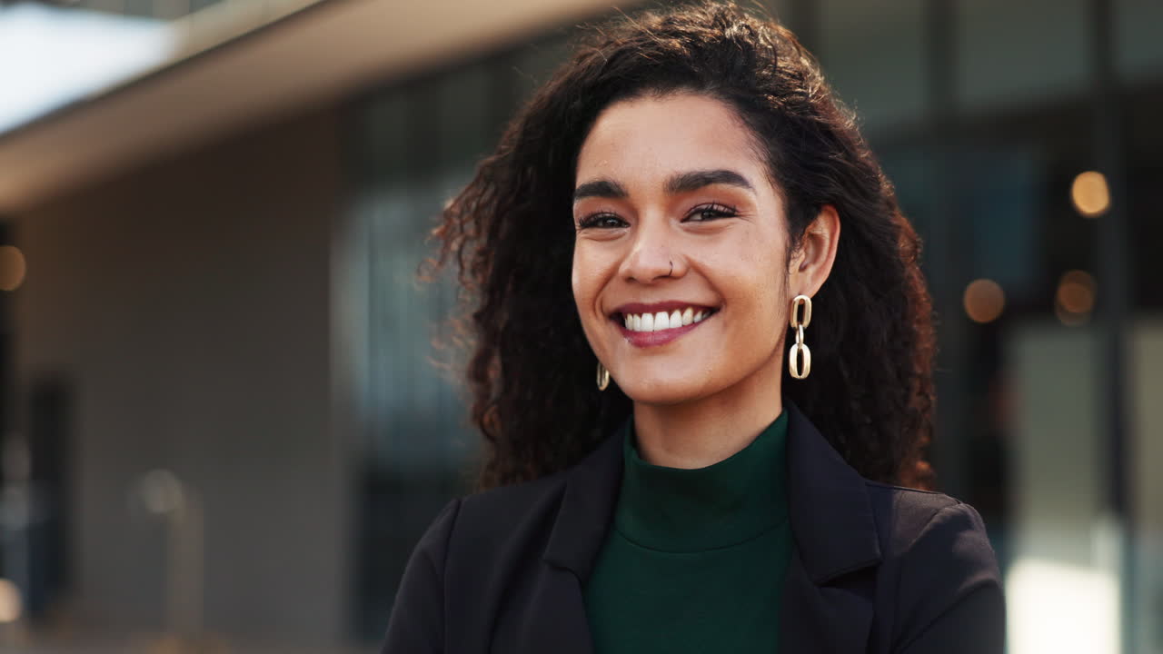 feliz, ciudad y cara de mujer de negocios por la construcción