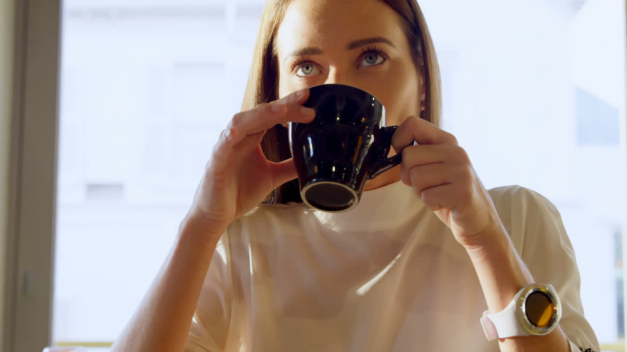 카페 4k에서 커피를 마시는 임원