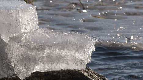 Cristales-De-Hielo-Derritiéndose-En-La-Costa-En-Primavera