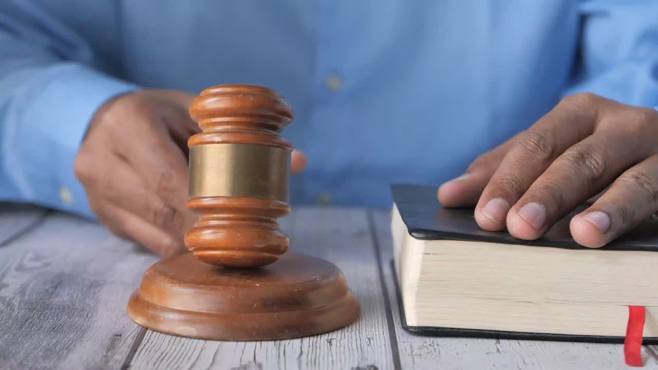 martillo y libro de leyes: símbolo de justicia y procedimientos legales