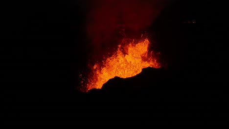 cráter de un volcán activo con una fuente de lava caliente y fundida, islandia