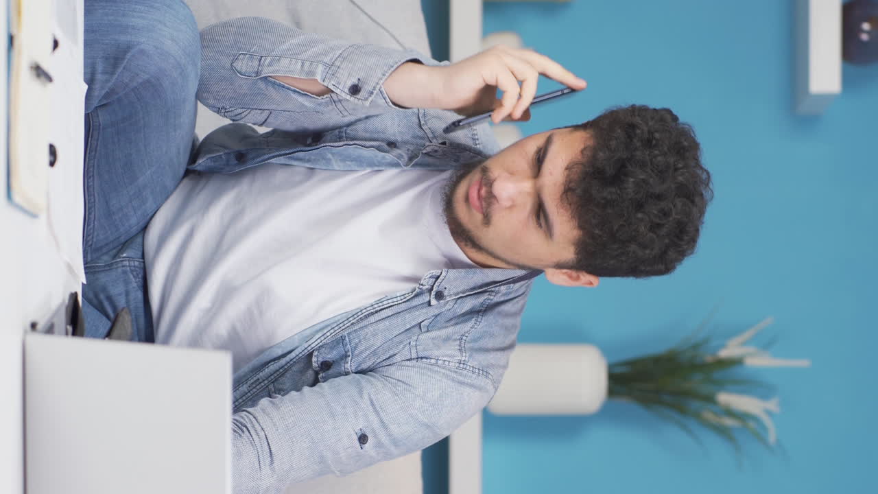 el video vertical del hombre rico con dinero es feliz.