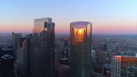 Wunderschöne-Luftaufnahmen-Von-Chicago,-Illinois,-Sonnenaufgang,-Reflexion,-Skyline,-Filmische-Wolkenkratzer