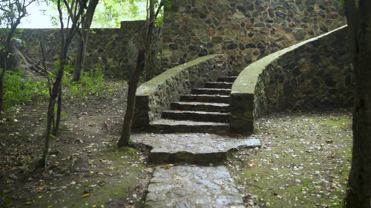 看到石头步道后, 就开始走了