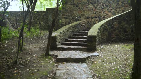 empuje en vista de la pasarela de piedra y acercándose