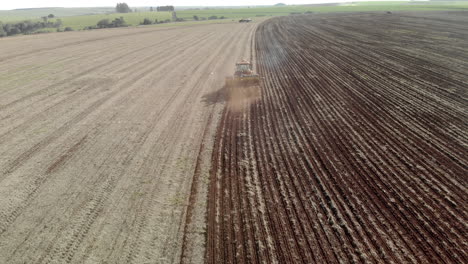 tractor con sembradora en el campo