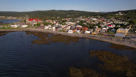 aproximación aérea de sainte-anne-des-monts en gaspésie quebec canadá