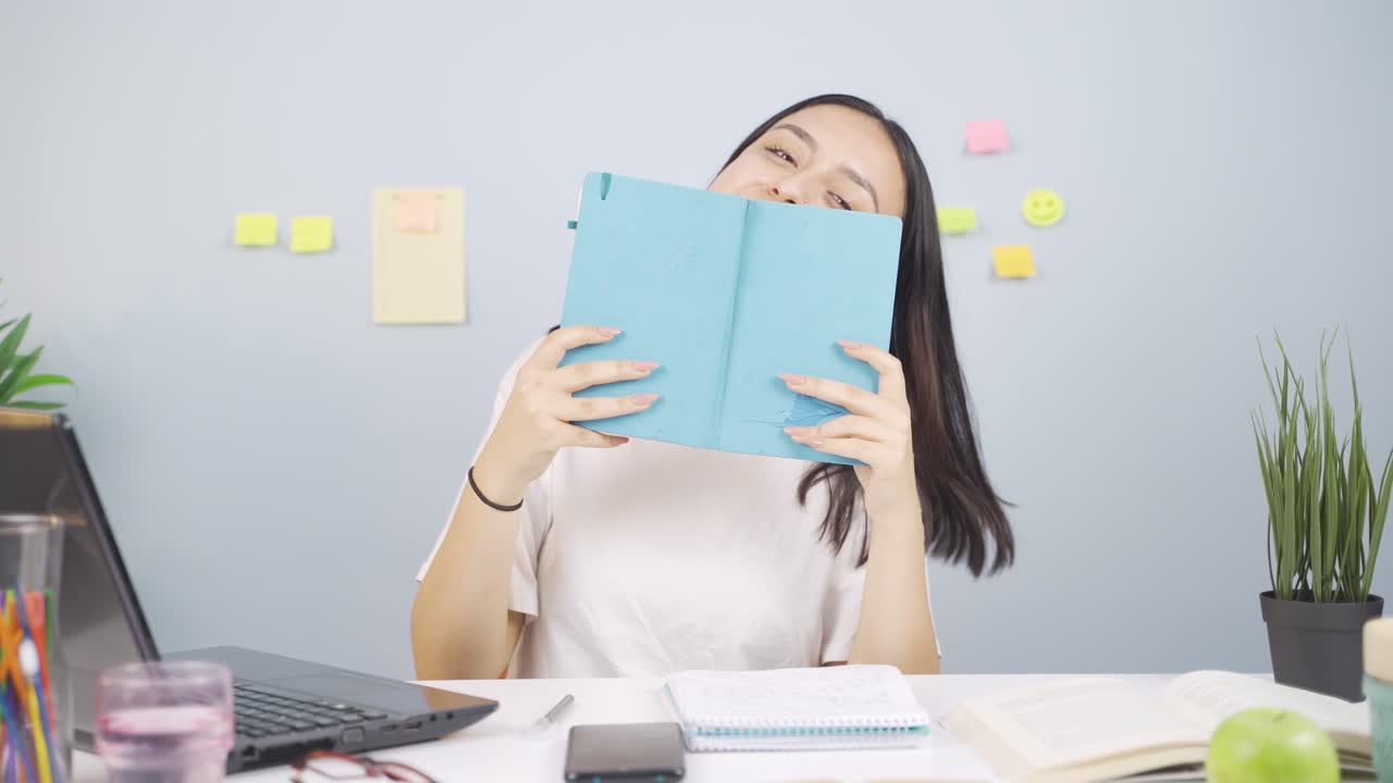 재미있고 유쾌한 여학생.