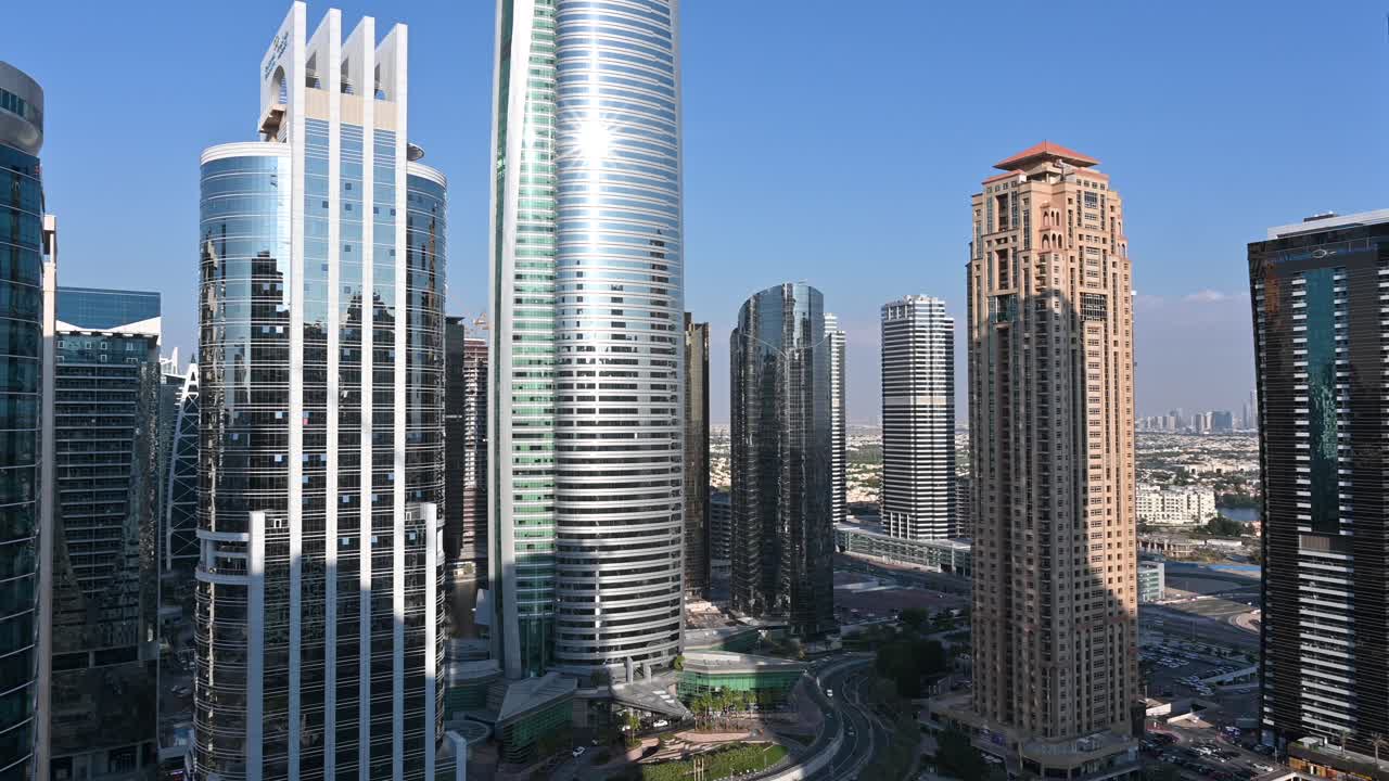 4K: Grattacieli del distretto di Dubai Marina con edifici moderni, Emirati Arabi Uniti.