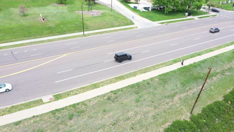 Ein-Skater,-Der-Eine-Belebte-Straße-Entlang-Fährt