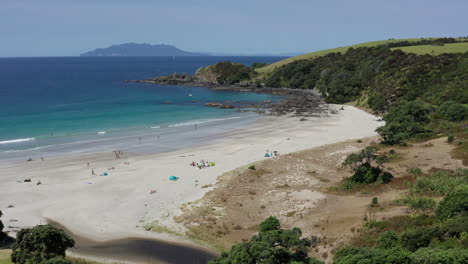 toma aérea de drones que revela una vista pintoresca de la playa de otama en nueva zelanda