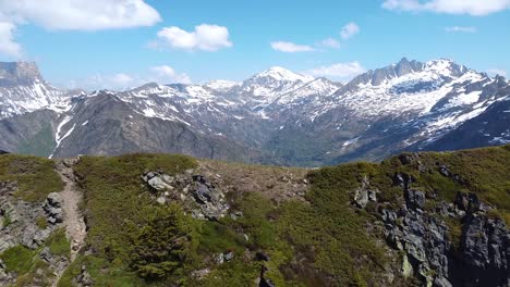 Drohnenaufnahme,-Die-Schneebedeckte-Berge-Enthüllt