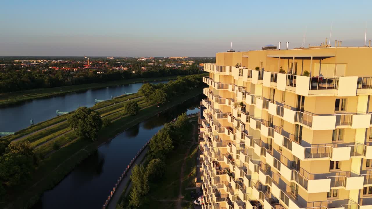 Ujęcia z powietrza, europejskie kanały wodne, wieżowce mieszkalne