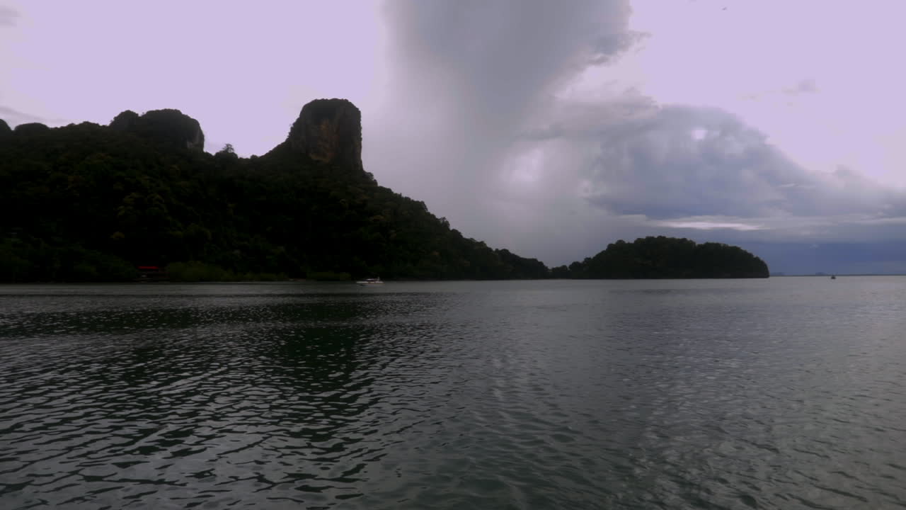 끄라비의 해변에서 섬을 보고