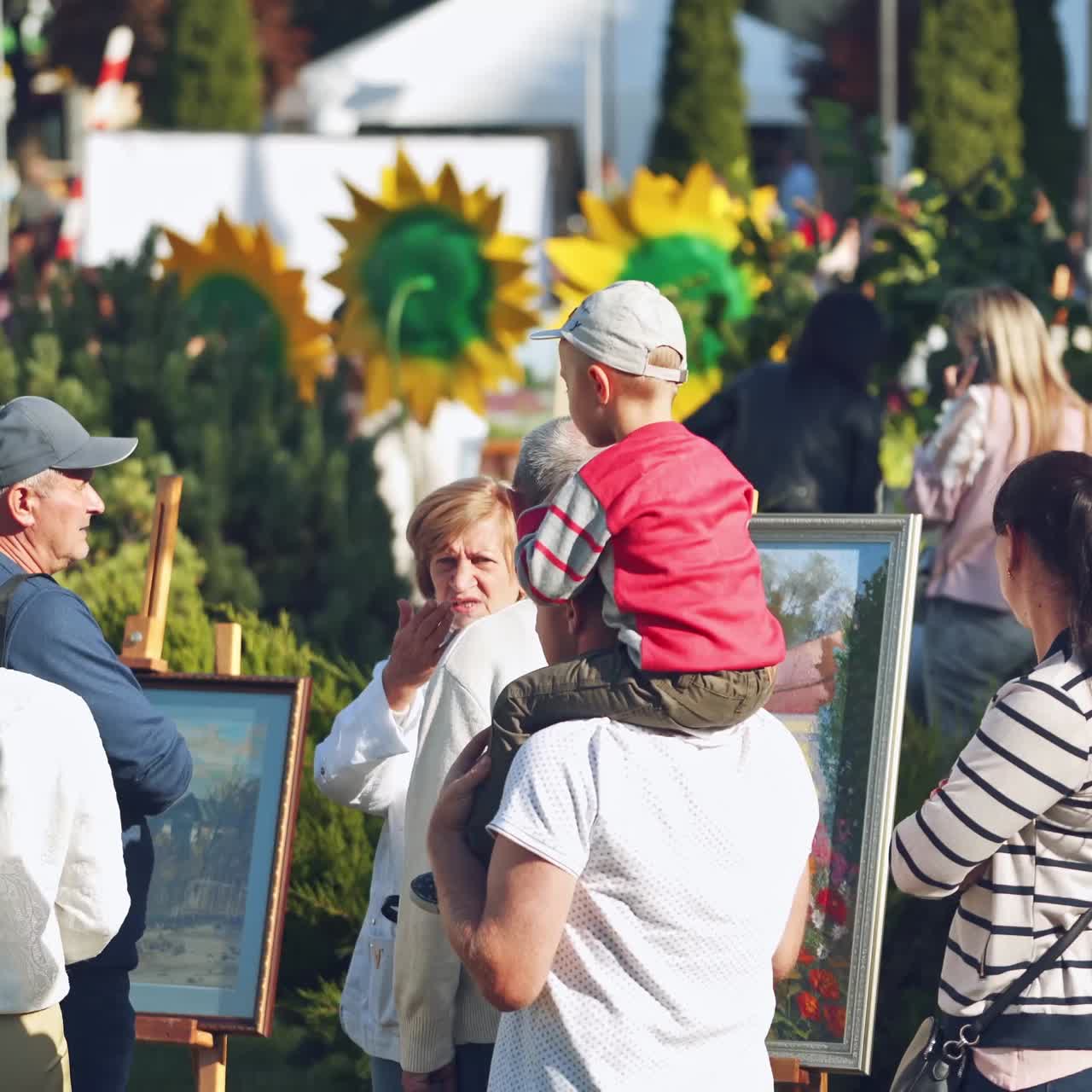 거리에서  ⁇ 고 있는 사람들