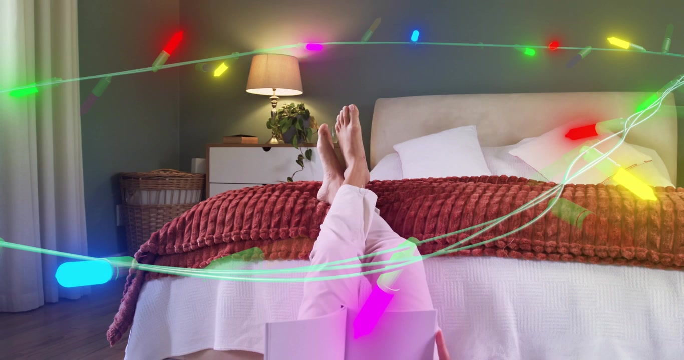 Donna che legge un libro in una demo tecnologica, causando la formazione di un anello di luce multicolore intorno alle gambe che poi si dissolve.