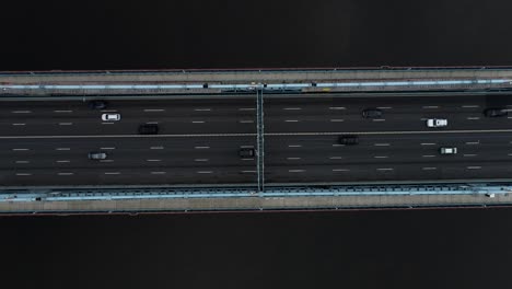 벤자민 프랭클린 다리 (benjamin franklin bridge) 는 비는 시간 동안 교통을 내려다보는 새의 시야입니다.