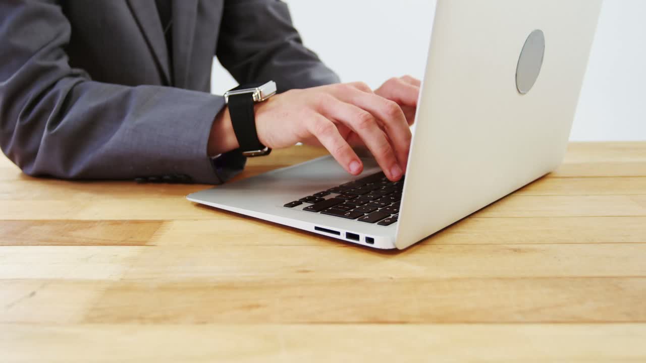 sección media de un hombre de negocios trabajando en una computadora portátil