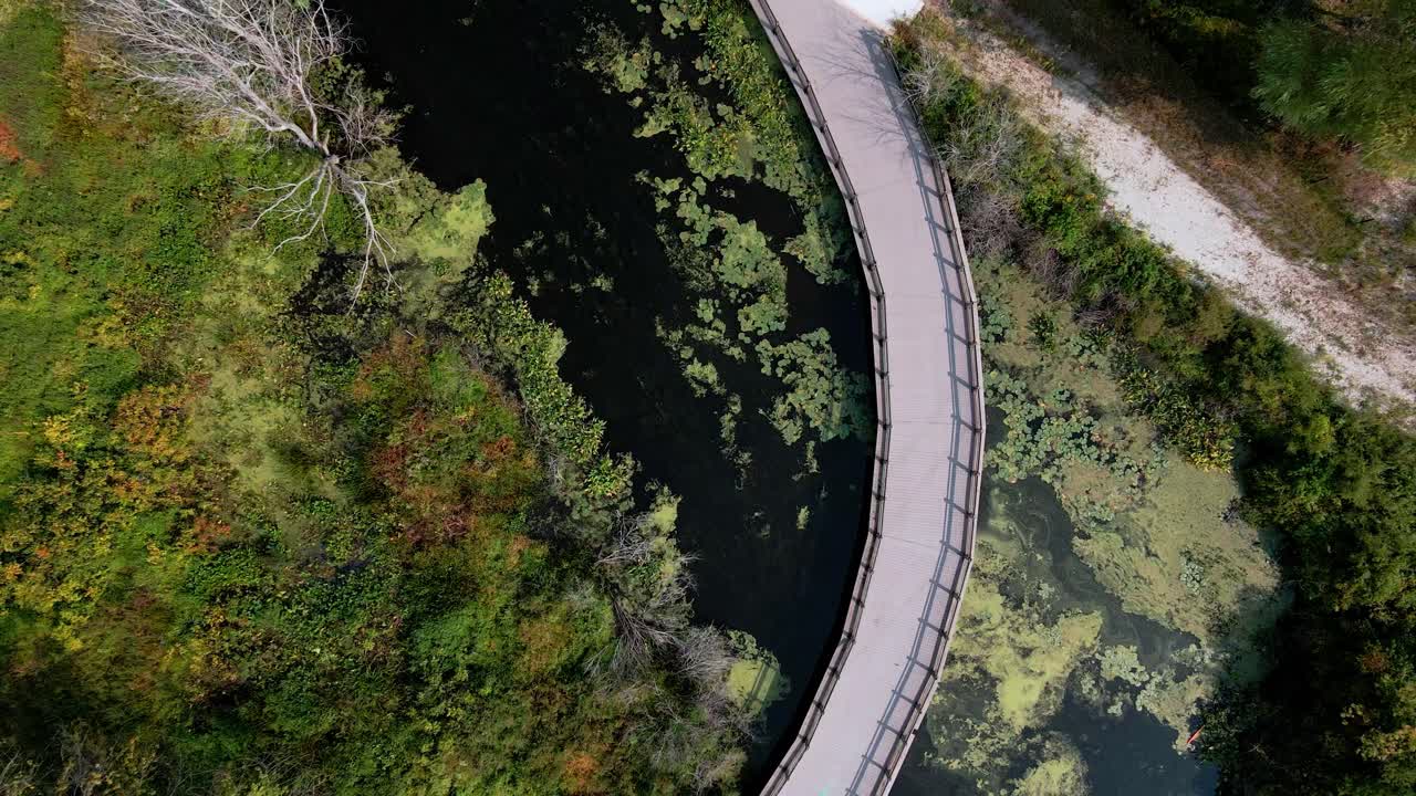 una pista a vista de pájaro del puente sobre la laguna ruddiman en muskegon