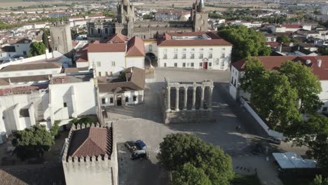 templo romano en el centro histórico de evora, portugal