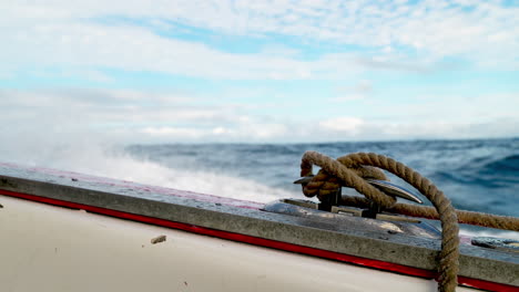 vista de cerca de la cuerda de aparejo en el barco con fondo de bokeh de olas salpicando en las galápagos