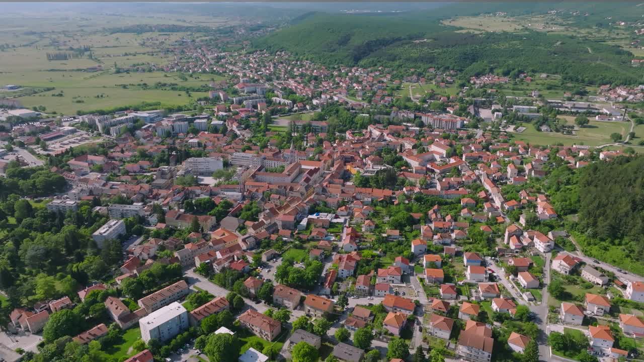 vista aérea de sinj en el corazón del interior de dalmacia, condado de dalmacia dividida, croacia