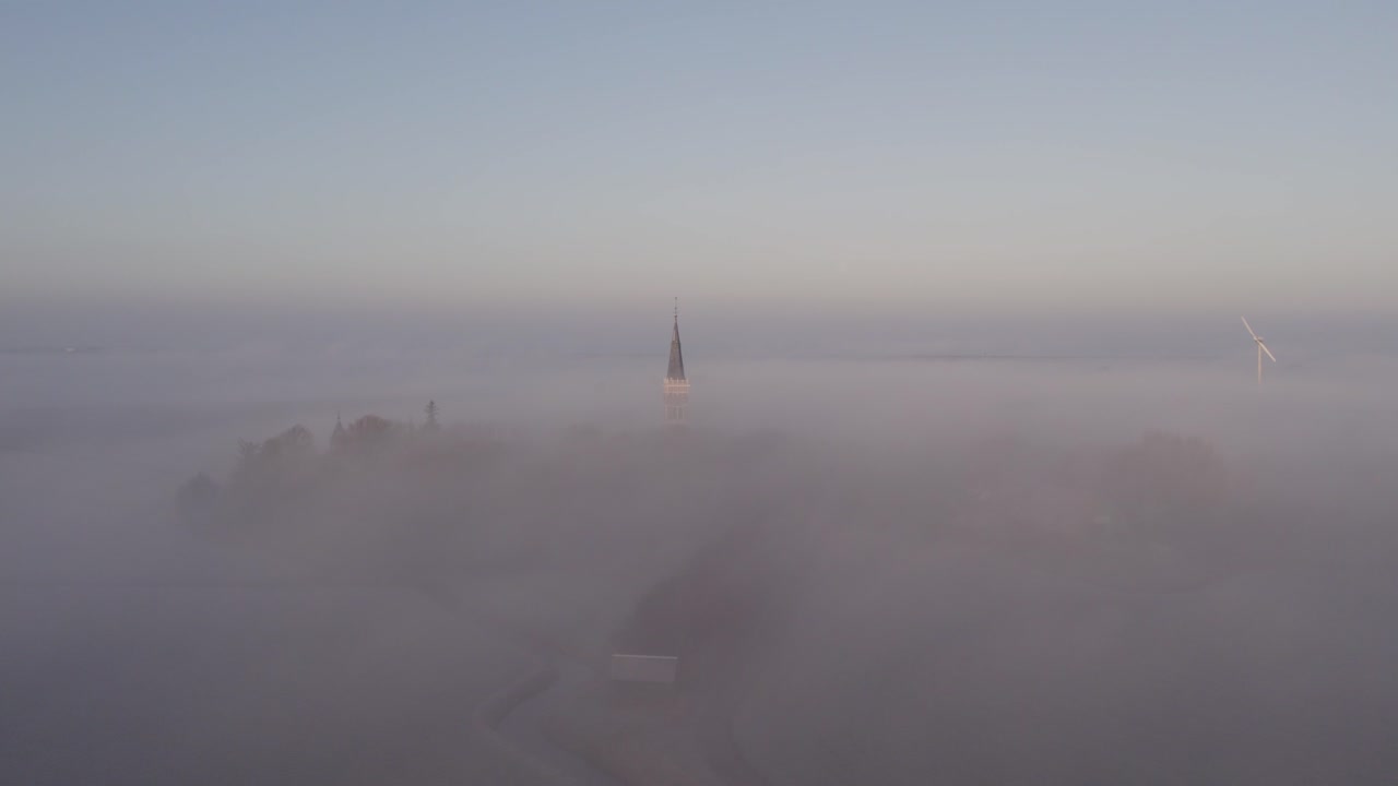 구름 밖으로 어있는 교회와 함께 cornwerd에서 낮은 아침 안개, 공중
