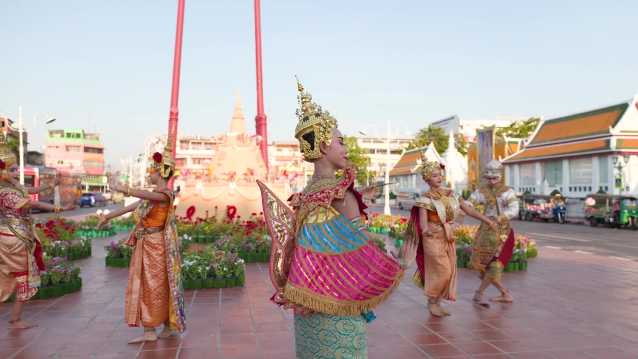 Penari Thailand dengan kostum mewah menampilkan gerakan Khon klasik di luar ruangan di kuil bersejarah