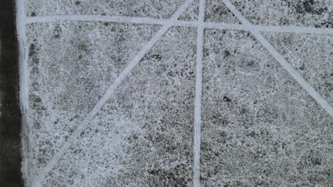 caminos abstractos en campo nevado subiendo drone pov